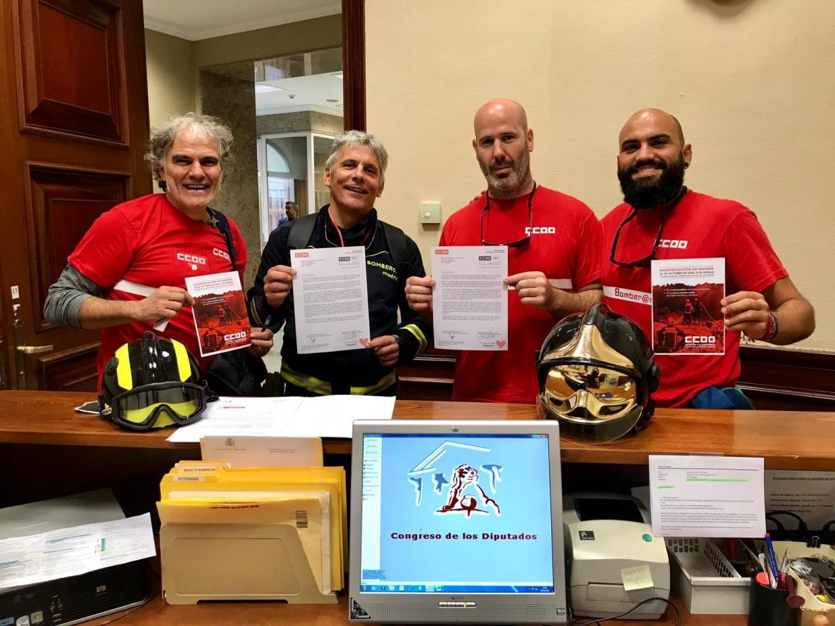 Imagen 2018, bomberos de la coordinadora estatal de CCOO registrando propuesta en el Congreso para creacin de un grupo de trabajo sobre PL en SPEIS