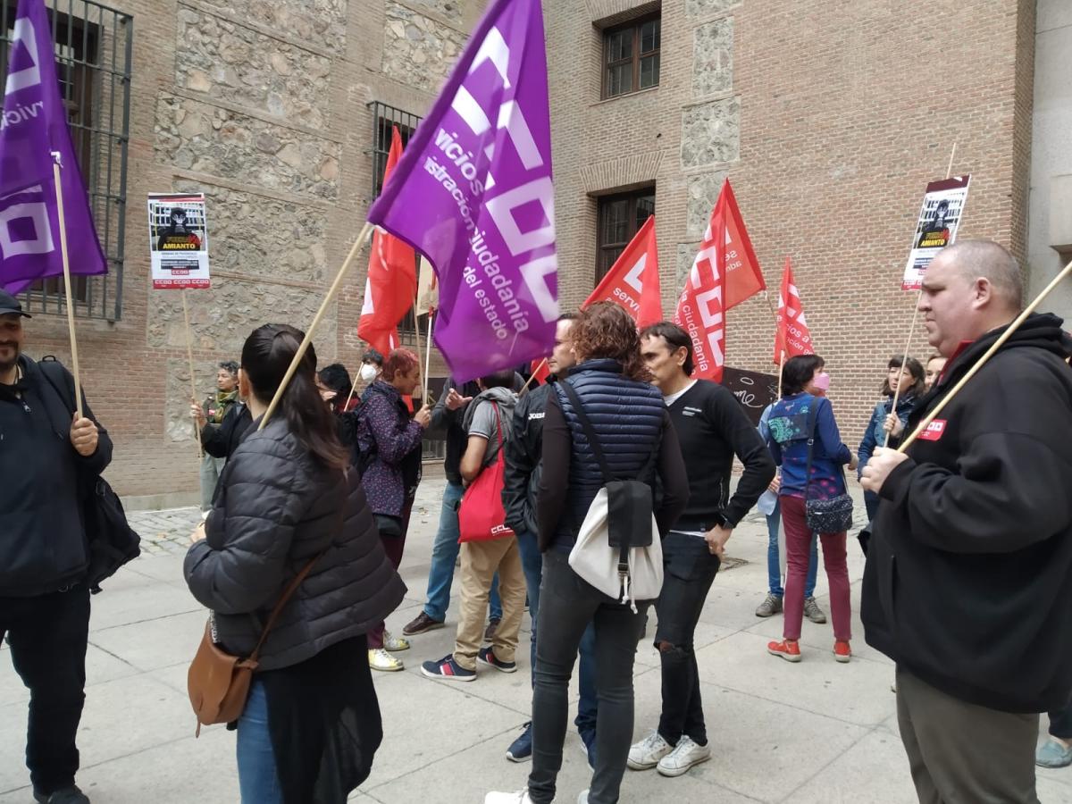 Concentracin frente al Ministerio de Cultura y Deporte: Amianto Fuera Ya!.