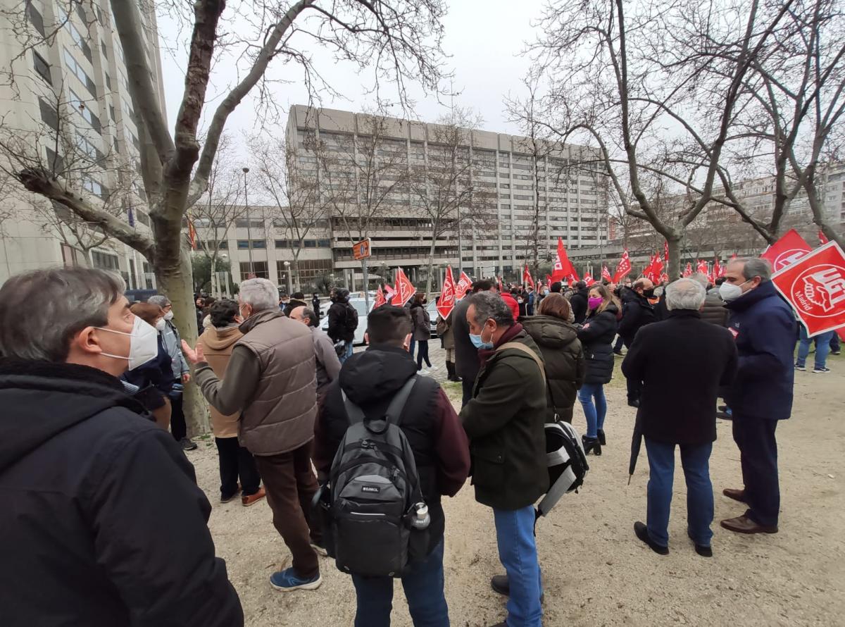 CCOO y UGT que han protestado este 11F ante la sede del Ministerio de Asuntos Econmicos