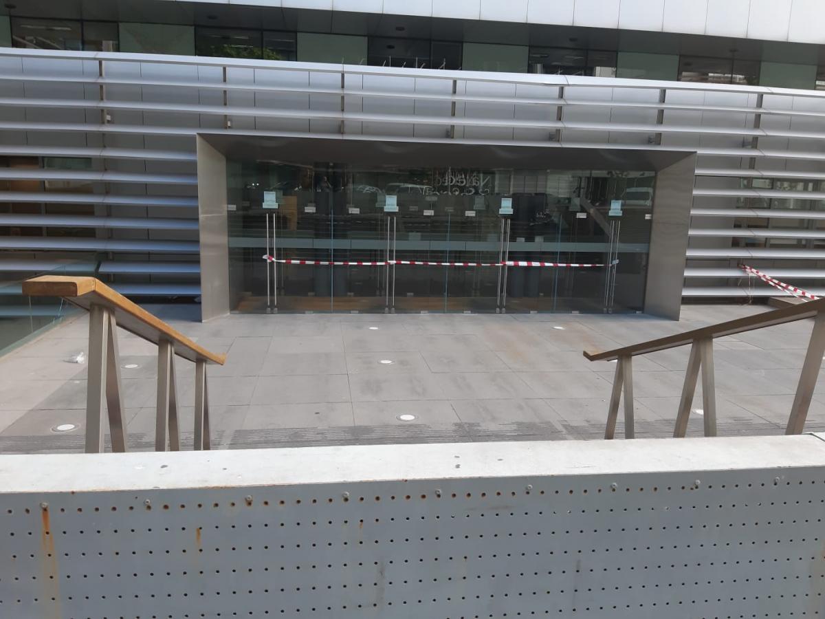 Acceso cerrado  del INE por el desprendimiento de partes del edificio