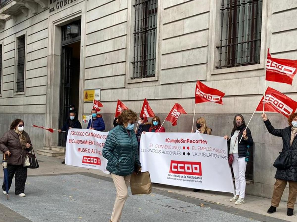 En Santander frente a Delegacin de Gobierno de Cantabria #CumpleSinRecortes