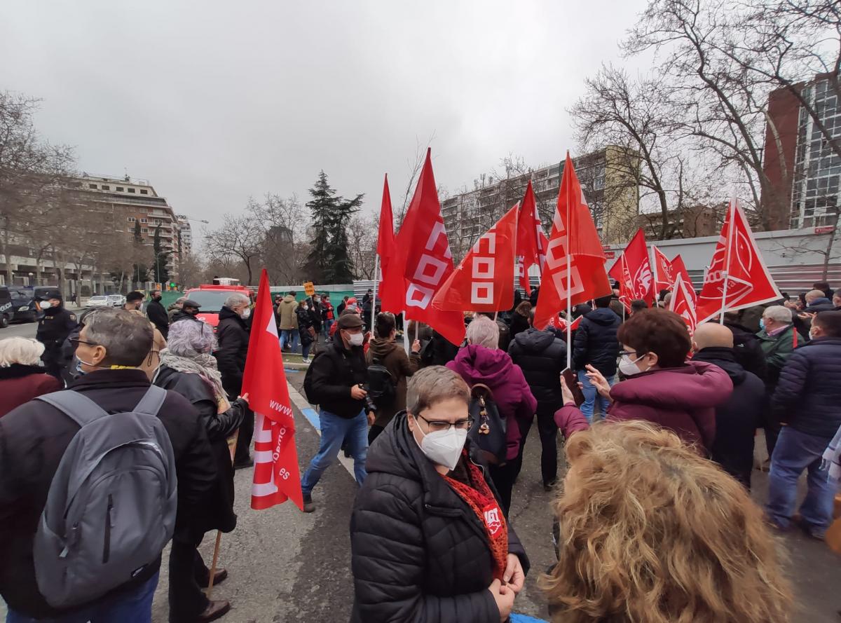 CCOO y UGT que han protestado este 11F ante la sede del Ministerio de Asuntos Econmicos