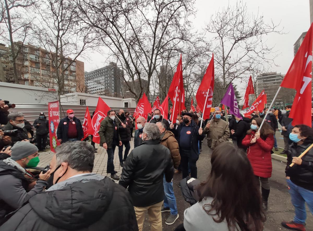 CCOO y UGT que han protestado este 11F ante la sede del Ministerio de Asuntos Econmicos