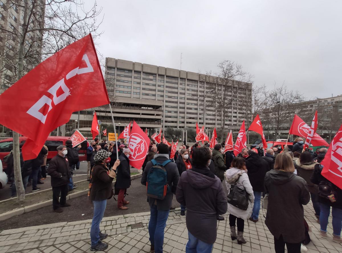 CCOO y UGT que han protestado este 11F ante la sede del Ministerio de Asuntos Econmicos