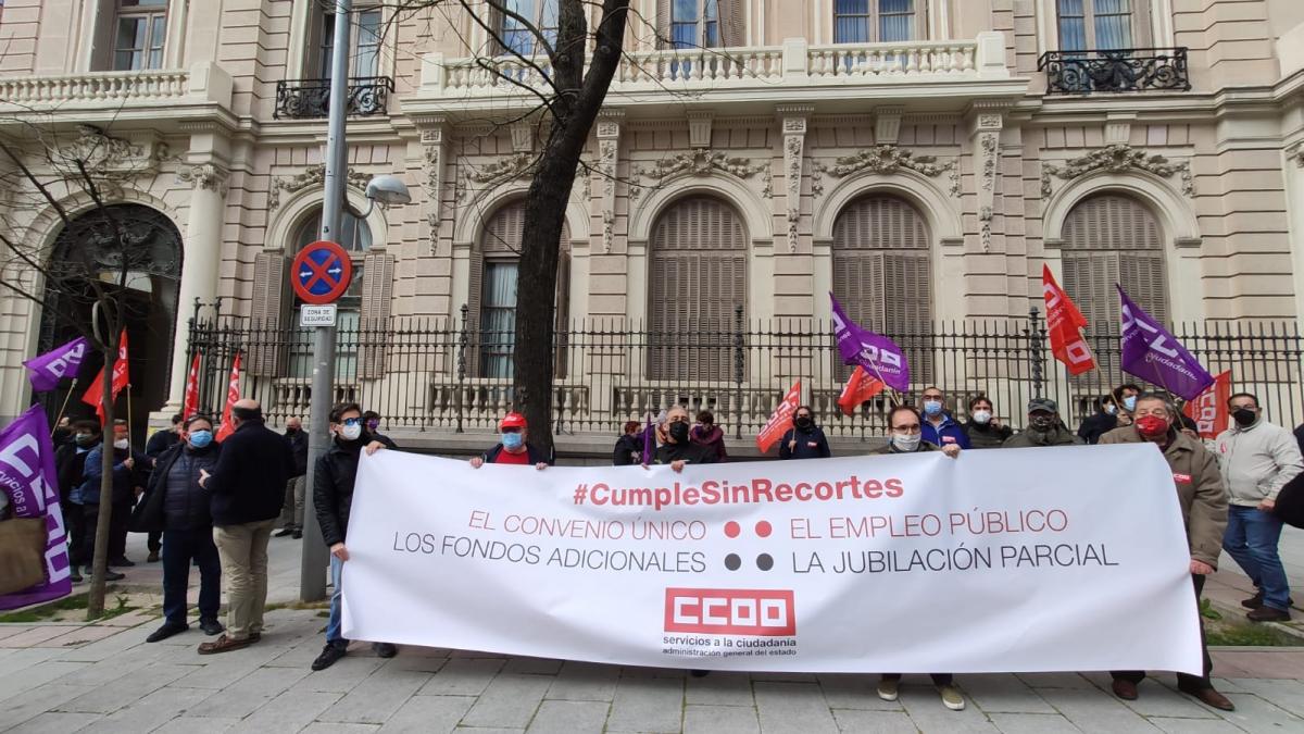Concentracin de CCOO en la puerta de la sede de la Secretara de Estado de Funcin Pblica