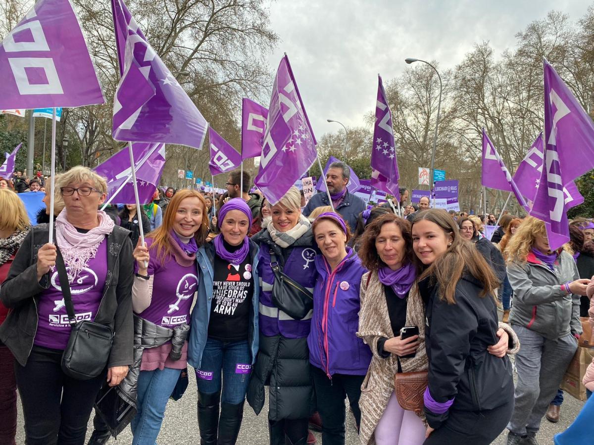 La secretaria de Institucional, Marta Barcenilla, con compaeras del Sector Areo, del Sector Ferroviario y del Sector de Medios de Comunicacin, en la manifestacin del 8M en Madrid