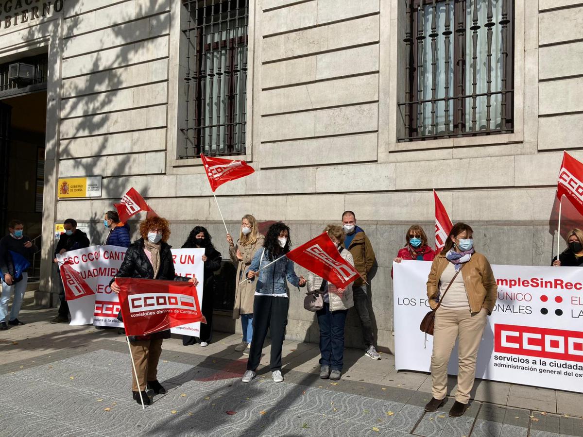 En Santander frente a Delegacin de Gobierno de Cantabria #CumpleSinRecortes