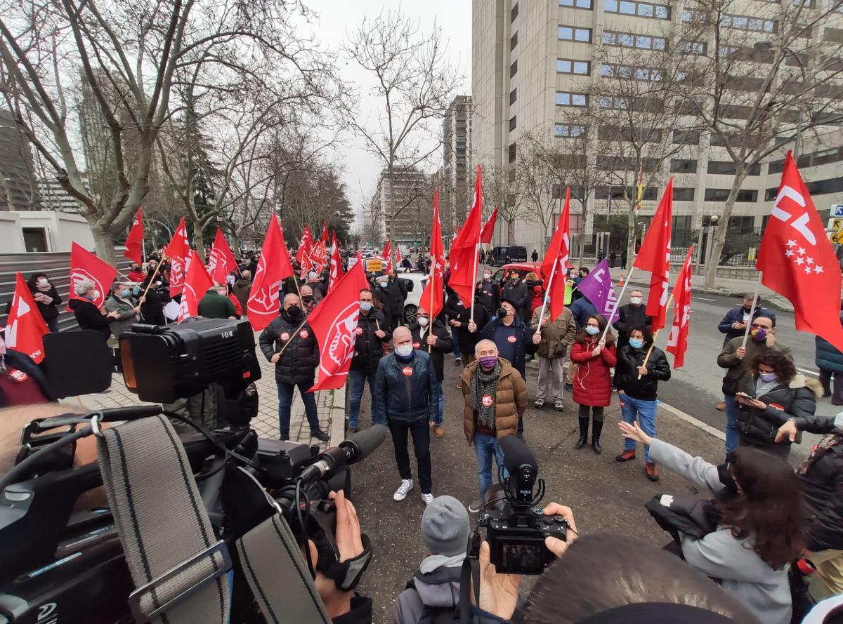 CCOO y UGT que han protestado este 11F ante la sede del Ministerio de Asuntos Econmicos