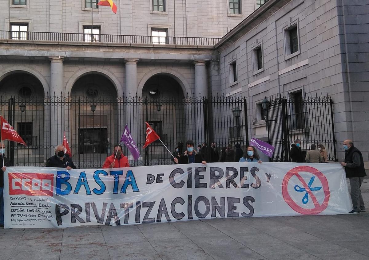 Concentracin ante la sede del ministerio en Madrid para evitar el cierre de los talleres y oficinas de Julin Besteiro