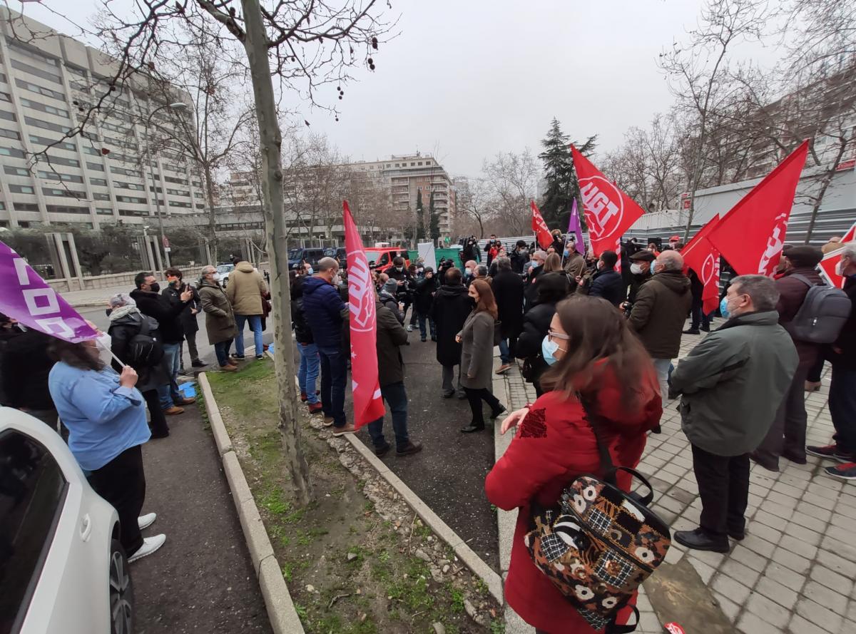 CCOO y UGT que han protestado este 11F ante la sede del Ministerio de Asuntos Econmicos