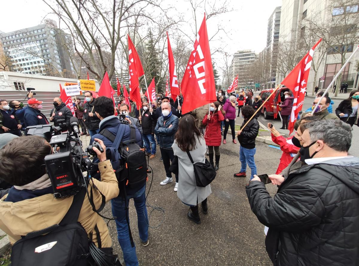 CCOO y UGT que han protestado este 11F ante la sede del Ministerio de Asuntos Econmicos