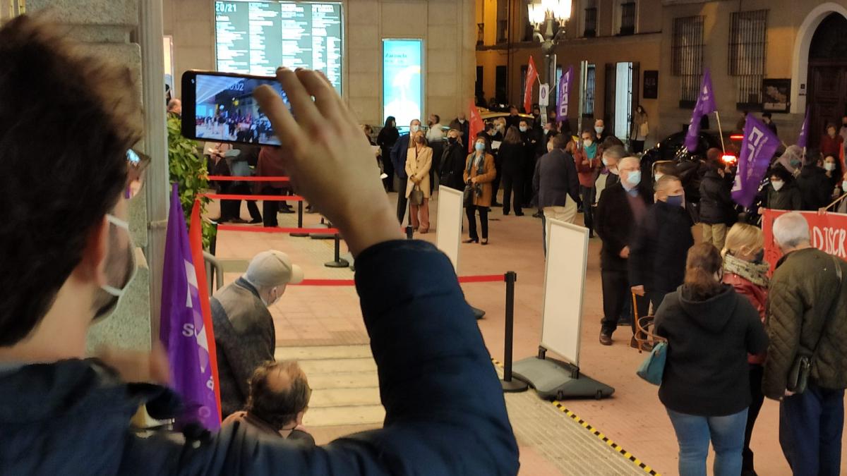 Concentracin de CCOO en el Teatro de la Zarzuela de Madrid
