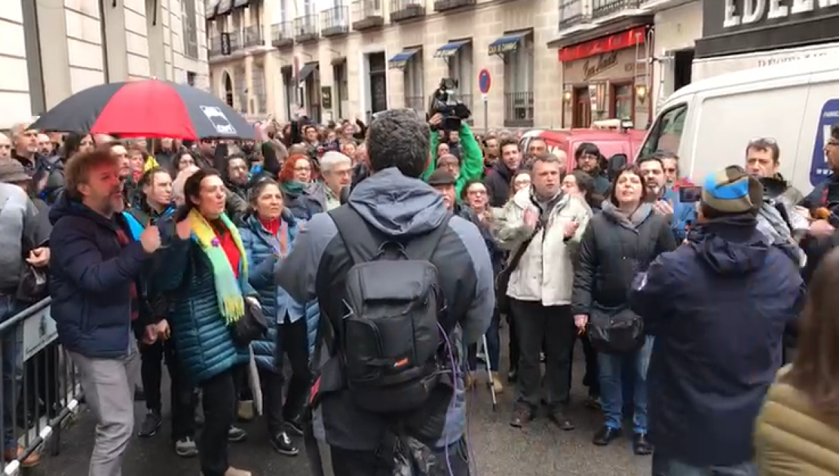 A la conclusin de la Asamblea, trabajadoras y trabajadores han protestado frente al Congreso de los Diputados