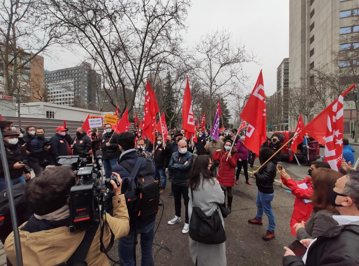 CCOO y UGT que han protestado este 11F ante la sede del Ministerio de Asuntos Econmicos