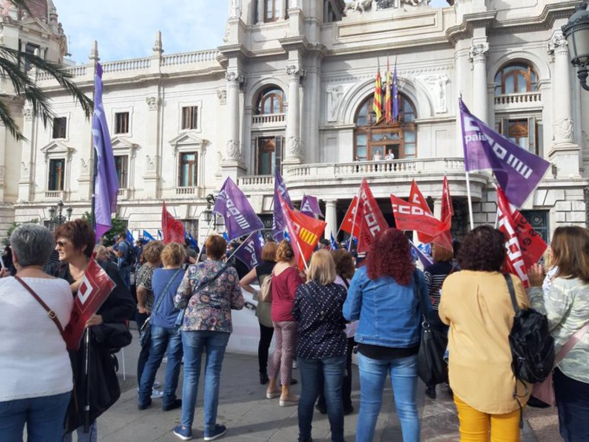Concentració de treballadores de neteja de col·legis públics de València.