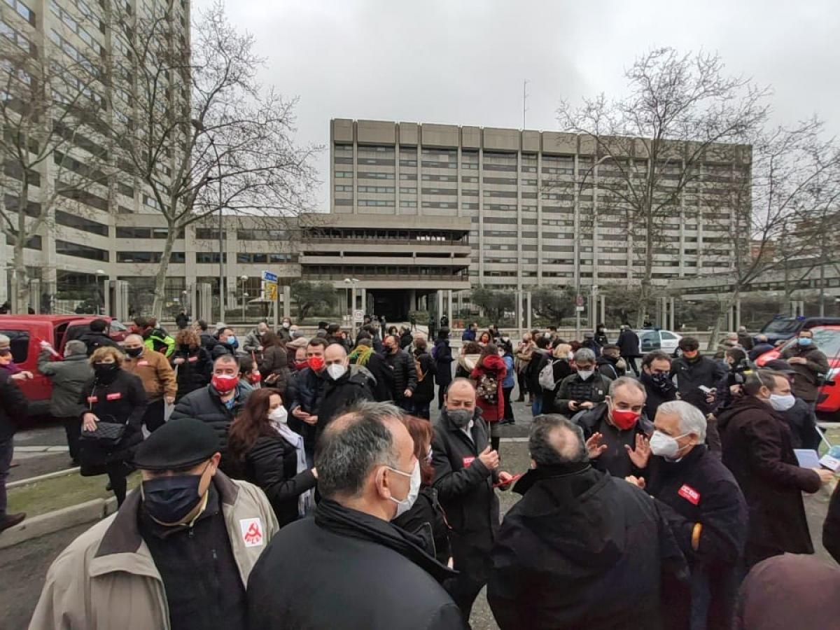 CCOO y UGT que han protestado este 11F ante la sede del Ministerio de Asuntos Econmicos