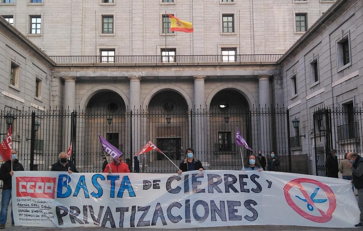 Concentracin ante la sede del ministerio en Madrid para evitar el cierre de los talleres y oficinas de Julin Besteiro
