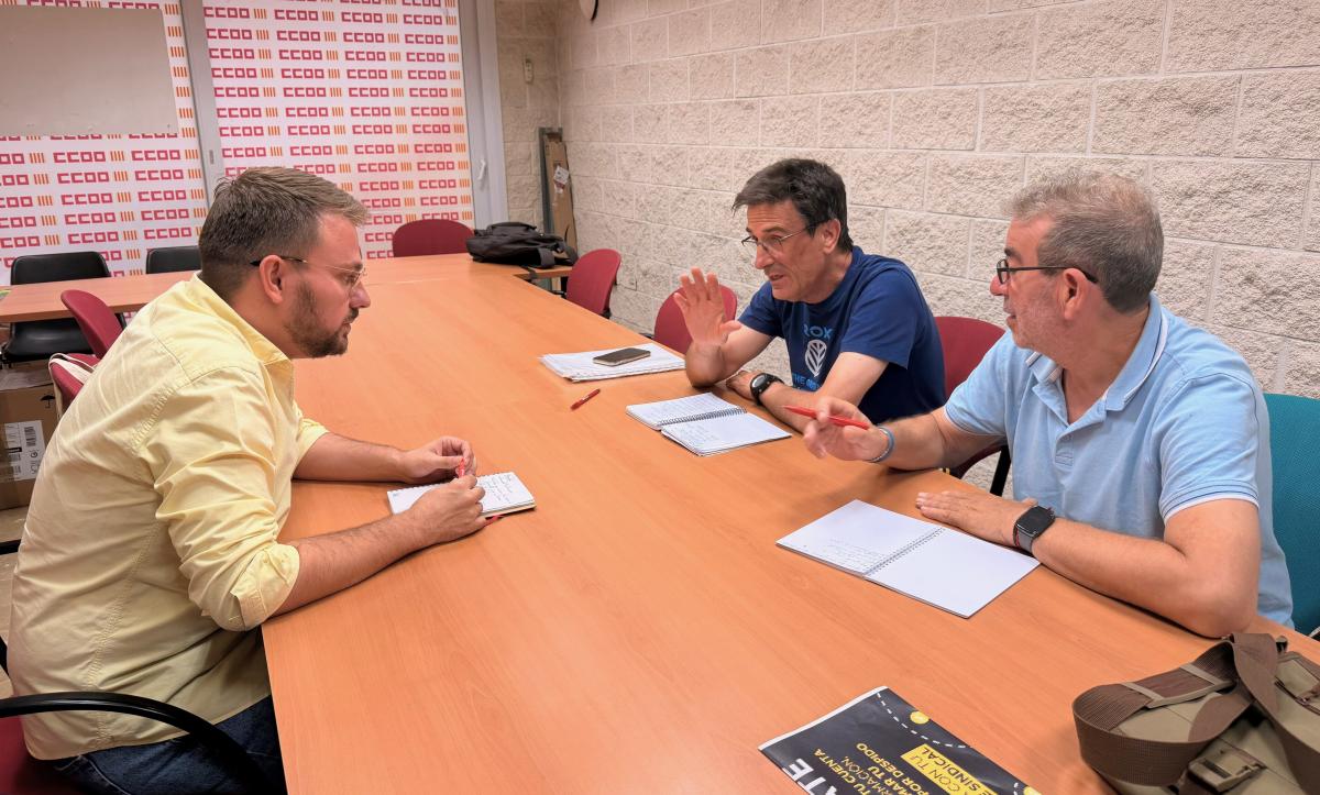 De izquierda a derecha, el diputado Alberto Ibáñez, y los delegados de CCOO Gonzalo Nozal y Javier Tenza