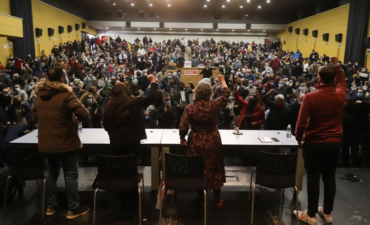 La Internacional ha puesto fin a la asamblea.
