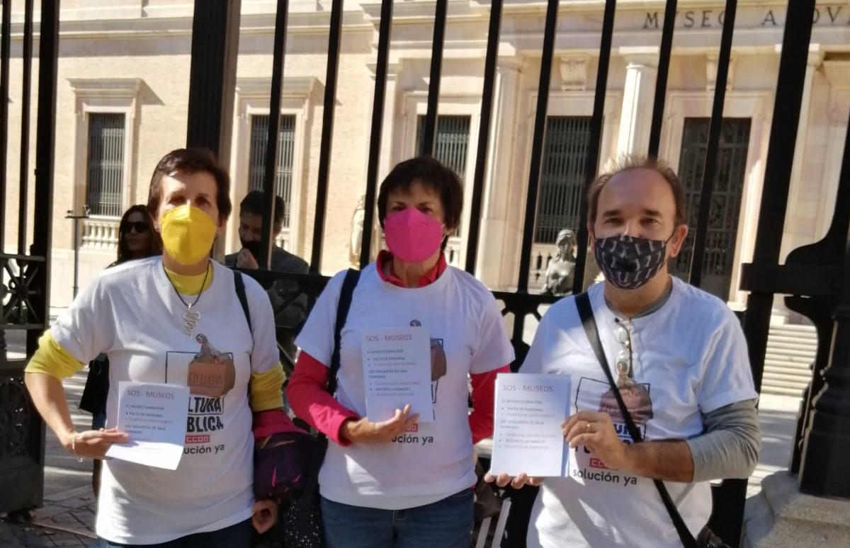 CCOO estuvo informando al pblico a la entrada del Museo Arqueolgico de la situacin en la que se hayan los Museos.