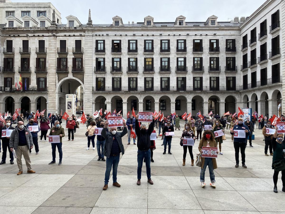 Concentracin de CCOO y UGT en la Plaza Porticada de Santander