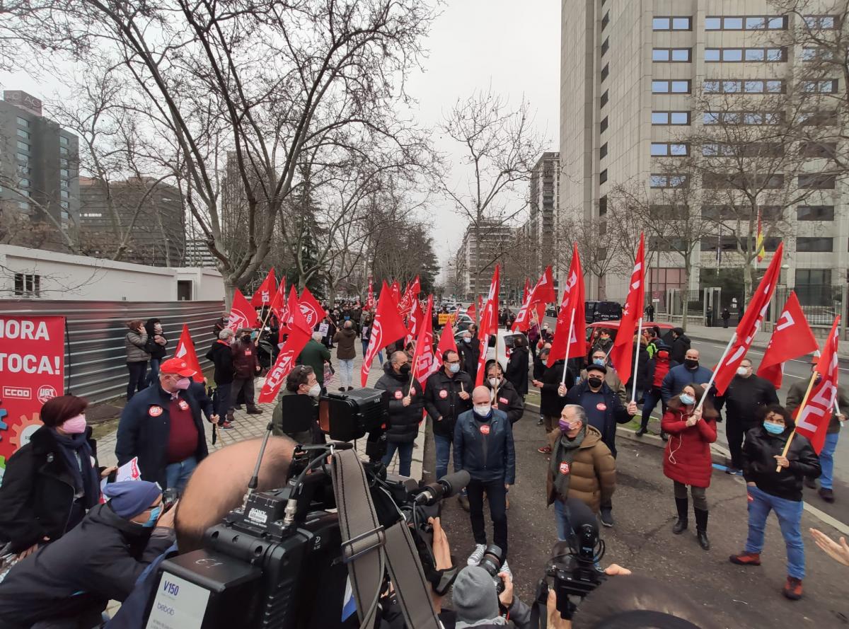 CCOO y UGT que han protestado este 11F ante la sede del Ministerio de Asuntos Econmicos