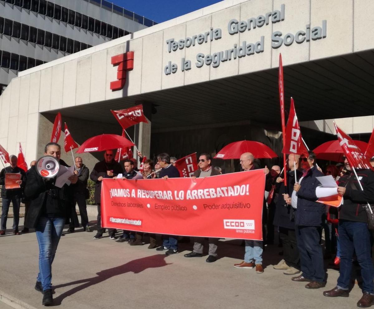 Concentracin de delegados y delegadas de CCOO en la Plaza de los Astros de Madrid