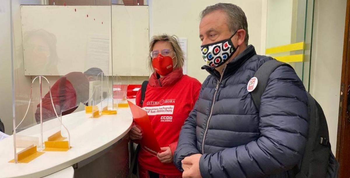 El secretario general de FSC-Sanidad y la secretaria de Polticas Pblicas de FSC-CCOO entregan en el Ministerio de Funcin Pblica nuestras reivindicaciones.