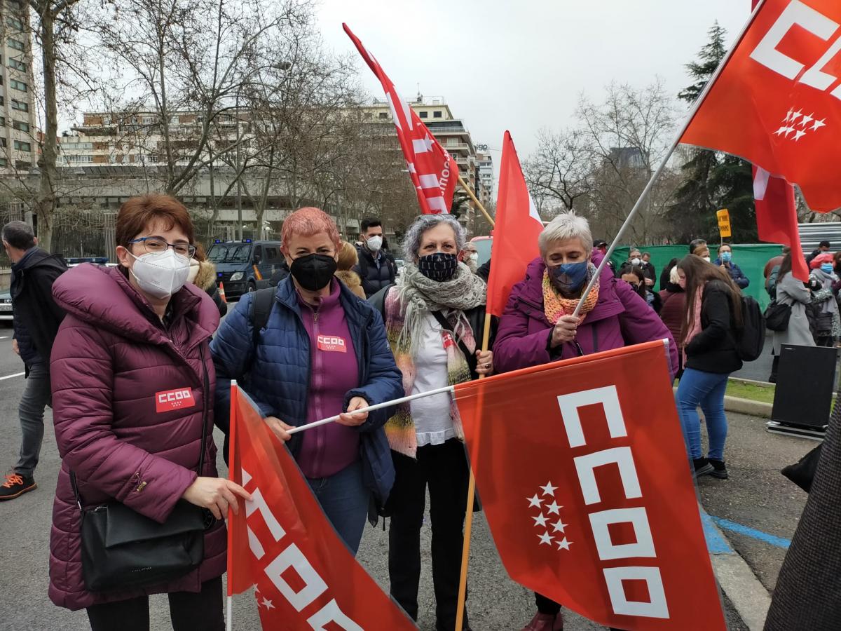 CCOO y UGT que han protestado este 11F ante la sede del Ministerio de Asuntos Econmicos