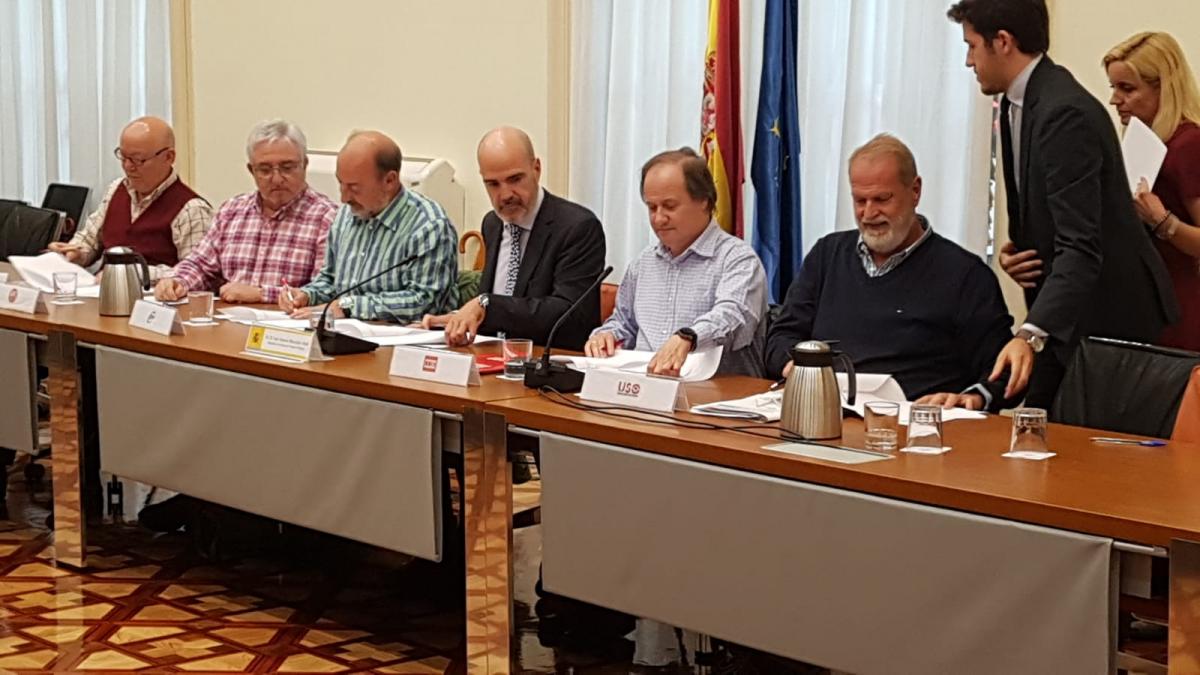 El secretario de Estado de Funcin Pblica, Jos Antonio Benedicto, y los representantes de los sindicatos