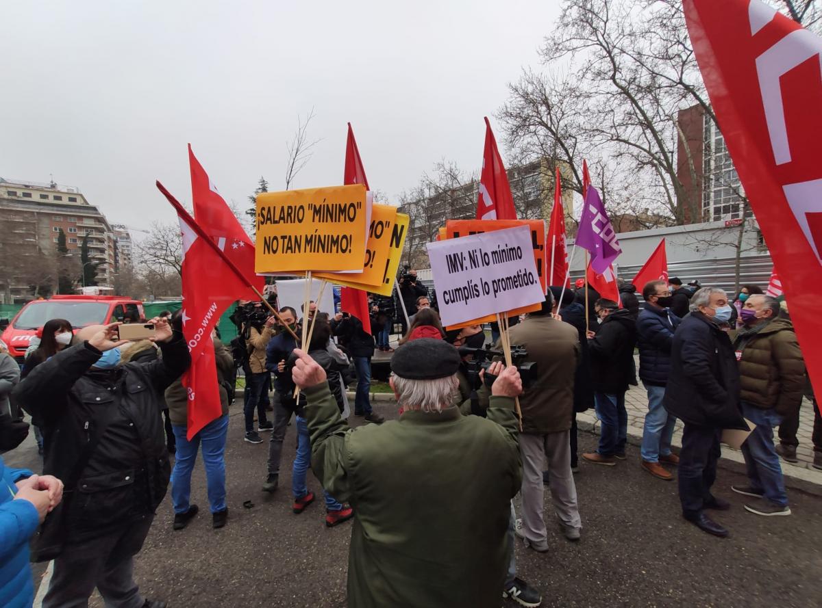 CCOO y UGT que han protestado este 11F ante la sede del Ministerio de Asuntos Econmicos