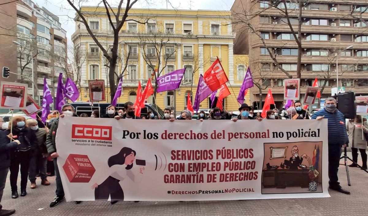 Concentracin durante el primer paro del personal no policial en la Direccin General de Polica