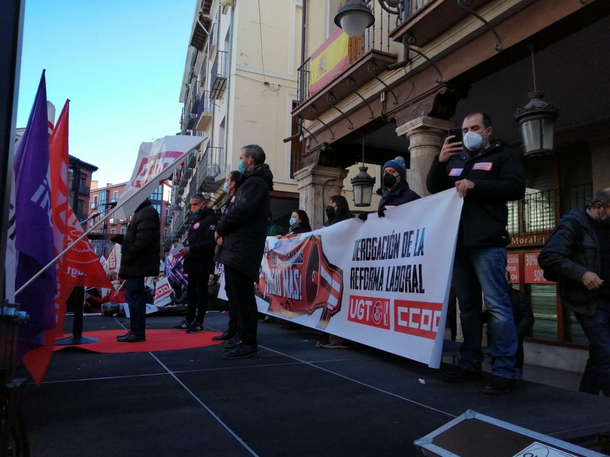 Concentracin de CCOO y UGT frente a la sede de las patronales en Valladolid (16-12-2021).