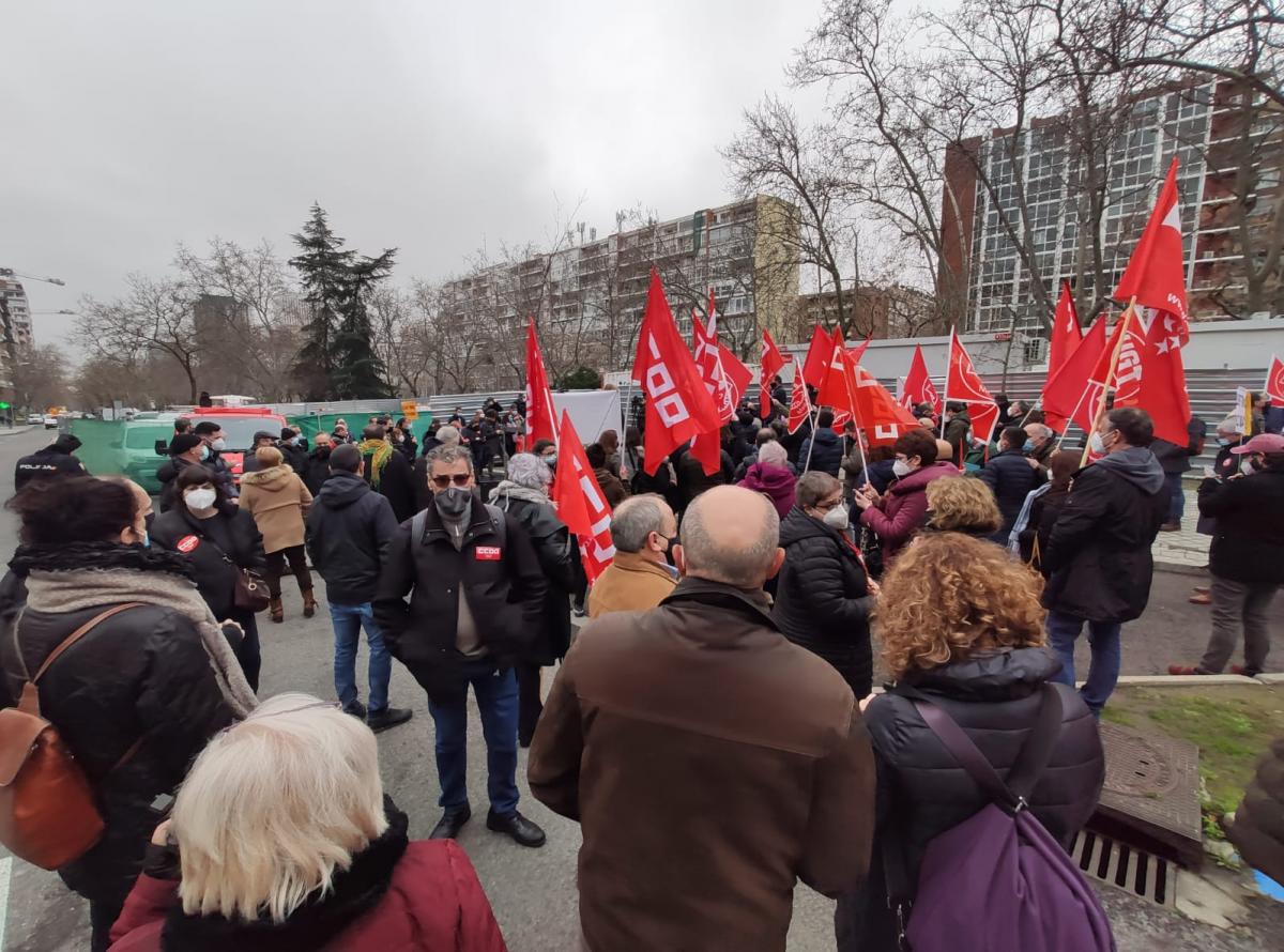 CCOO y UGT que han protestado este 11F ante la sede del Ministerio de Asuntos Econmicos