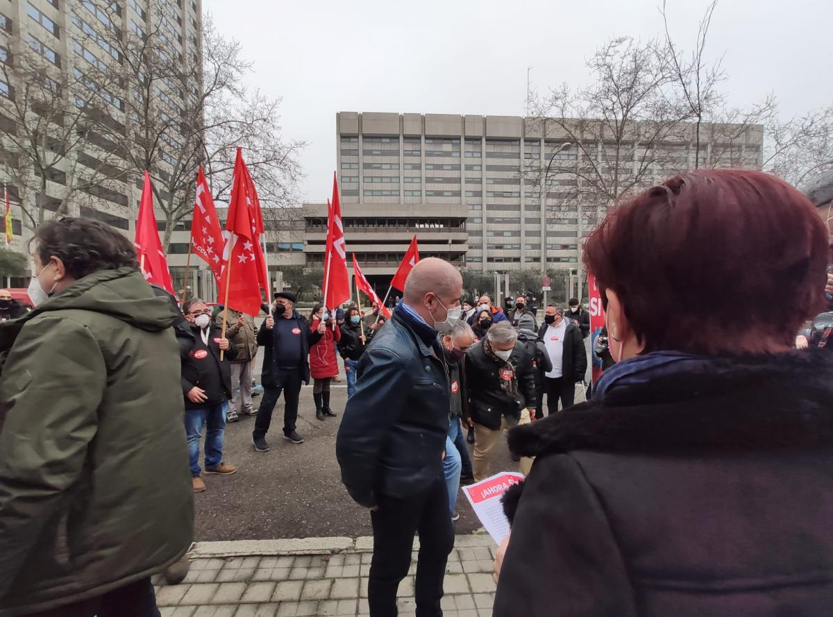 CCOO y UGT que han protestado este 11F ante la sede del Ministerio de Asuntos Econmicos