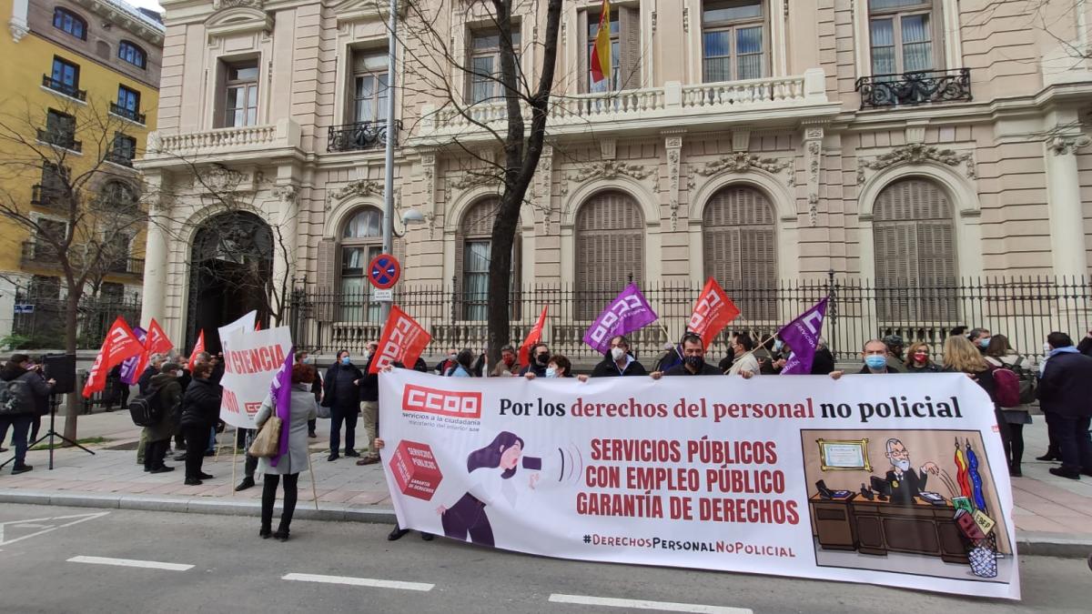 Concentracin de CCOO en la puerta de la sede de la Secretara de Estado de Funcin Pblica