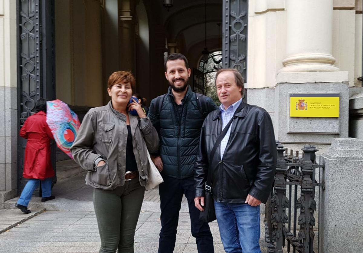Integrantes de CCOO momentos antes de la entrada a la reunin