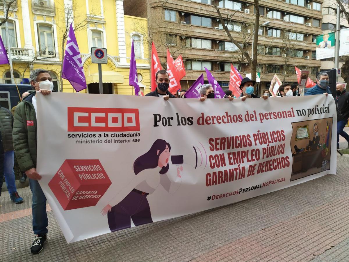 Concentracin durante el primer paro del personal no policial en la Direccin General de Polica