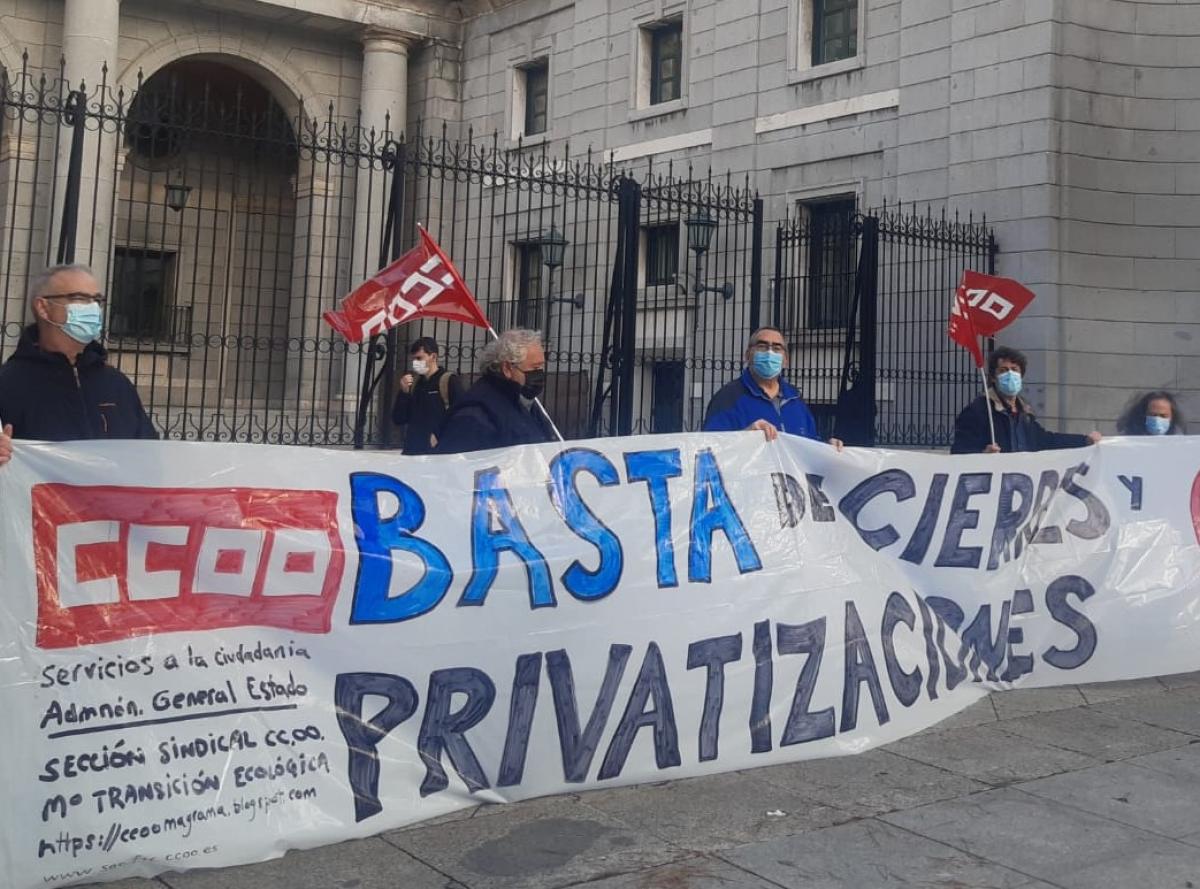 Concentracin ante la sede del ministerio en Madrid para evitar el cierre de los talleres y oficinas de Julin Besteiro