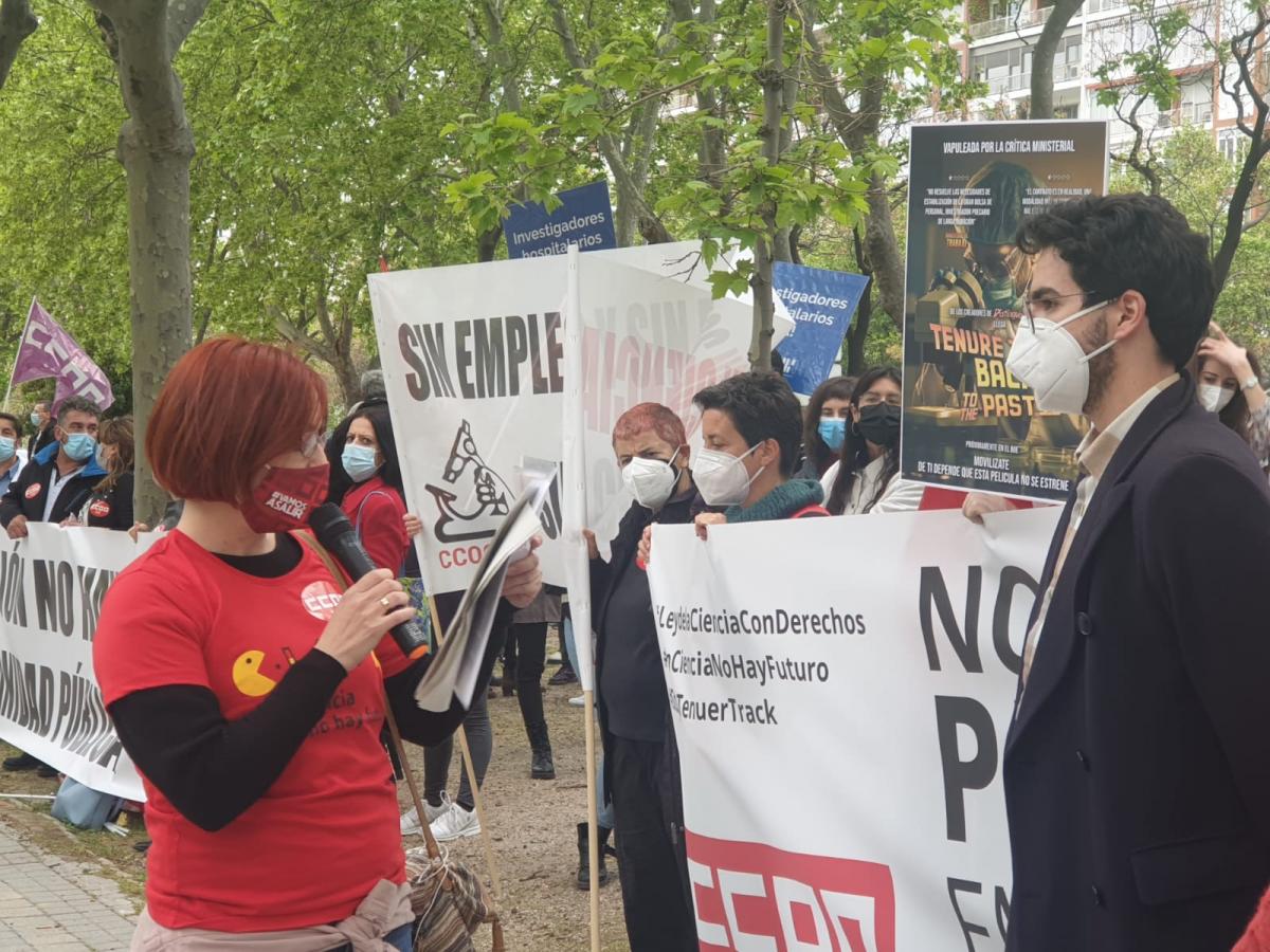 Lectura del manifiesto en la concentracin contra la reforma de la Ley de Ciencia (Madrid).