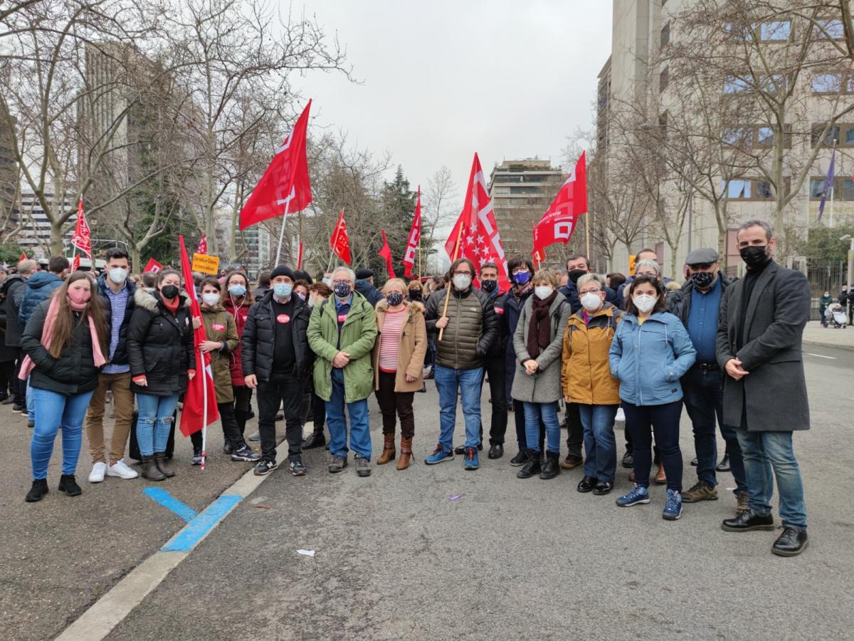 CCOO y UGT que han protestado este 11F ante la sede del Ministerio de Asuntos Econmicos