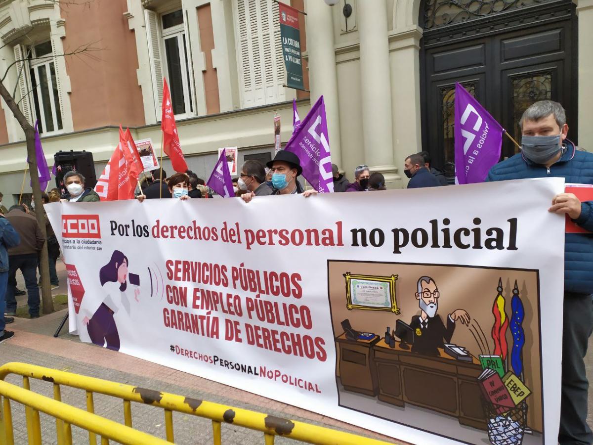 Concentracin durante el primer paro del personal no policial en la Direccin General de Polica