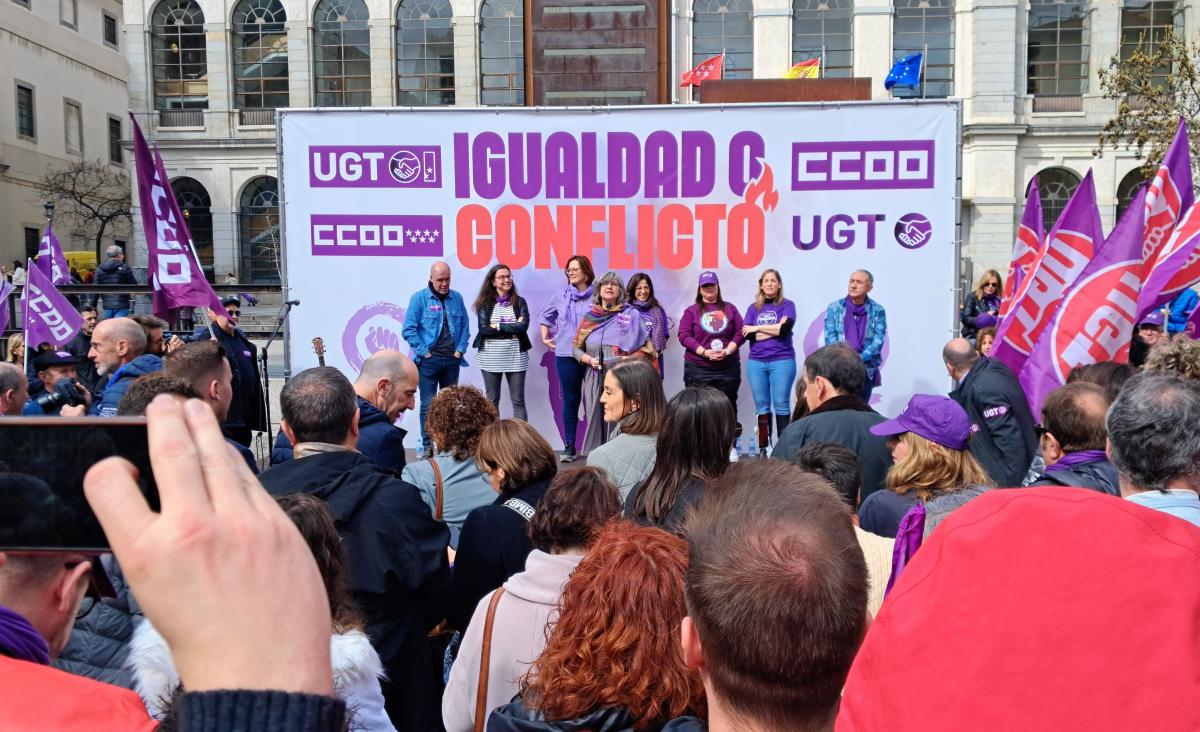 Concentracin 8M en la Plaza del museo Reina Sofa de Madrid