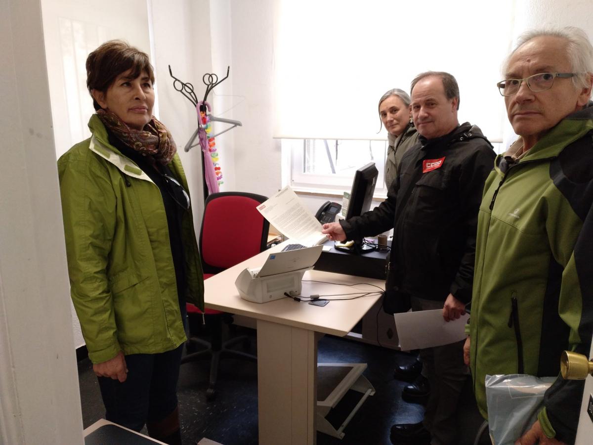 Entrega del escrito de #AhoraCumple en el Registro