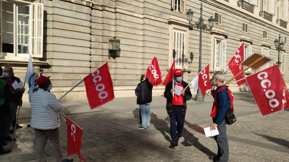 Concentracin "NO SOLO ATRASOS" en el Palacio Real.