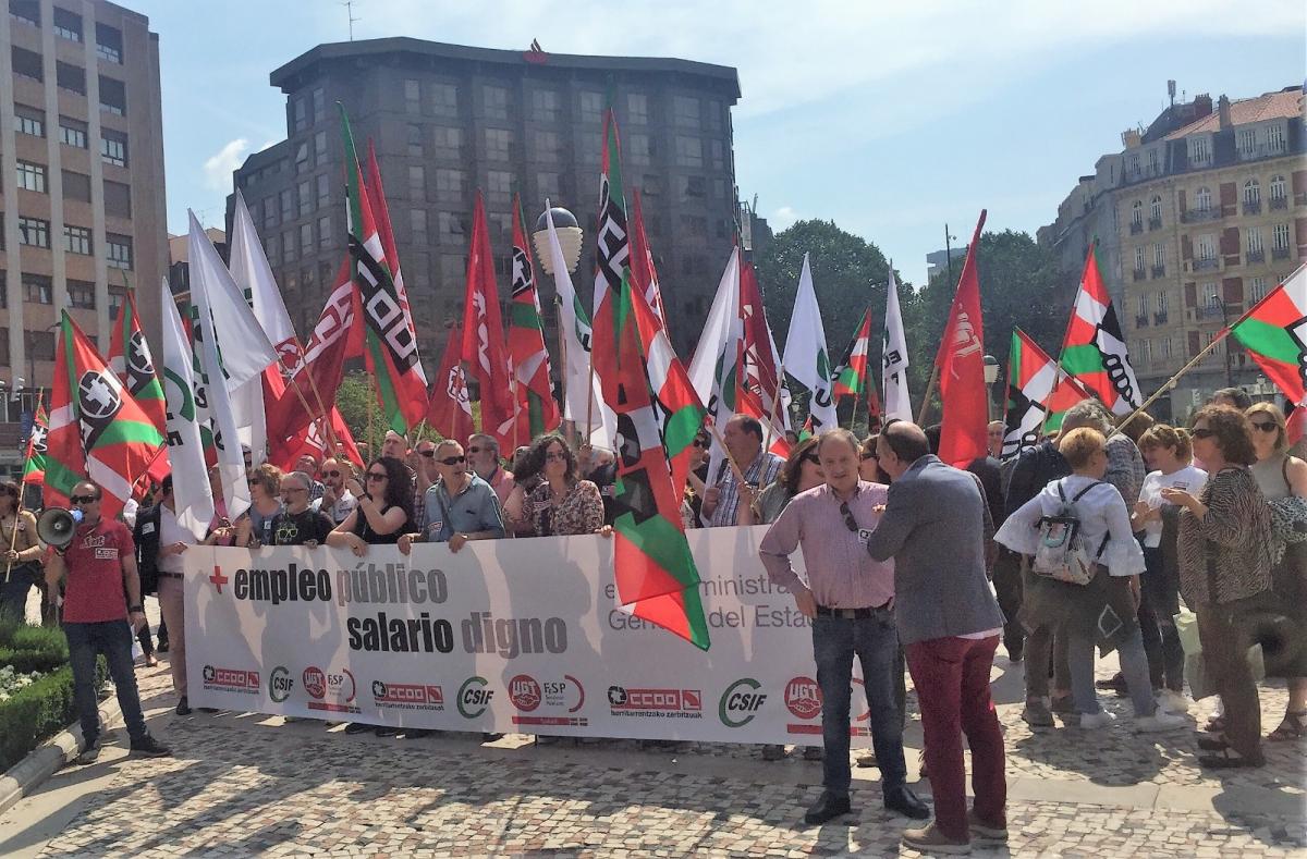 Concentracion de CCOO, UGT y CSIF en la Plaza de Moya de Bilbao