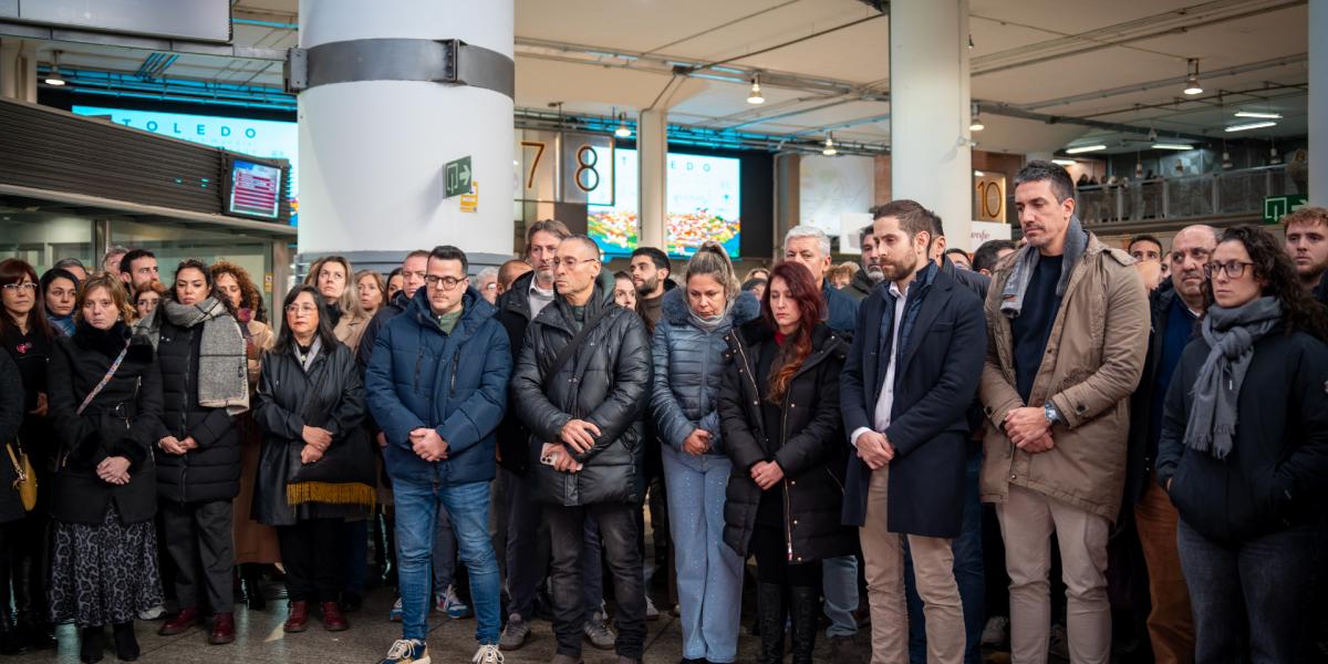 Trabajadores y trabajadoras del ámbito ferroviario se concentran en homenaje a las personas fallecidas y heridas en el accidente de Adamuz