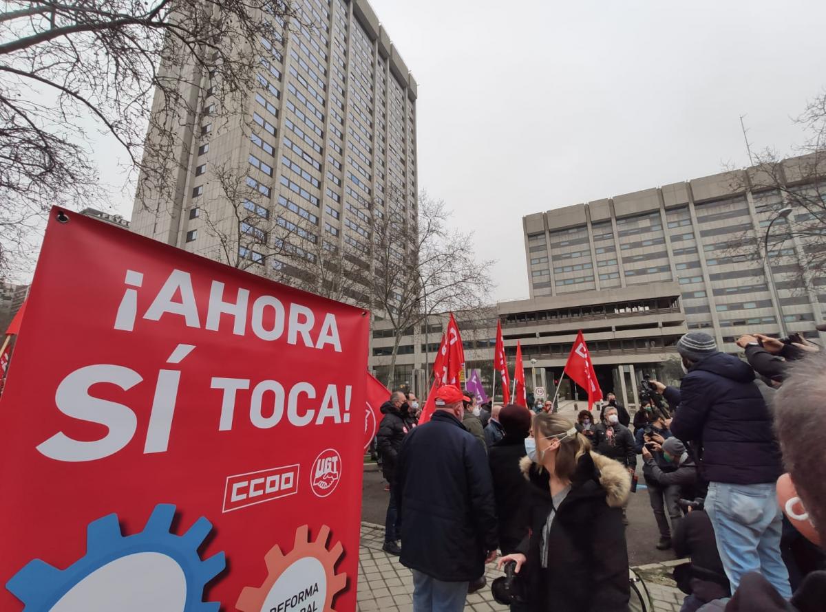 CCOO y UGT que han protestado este 11F ante la sede del Ministerio de Asuntos Econmicos