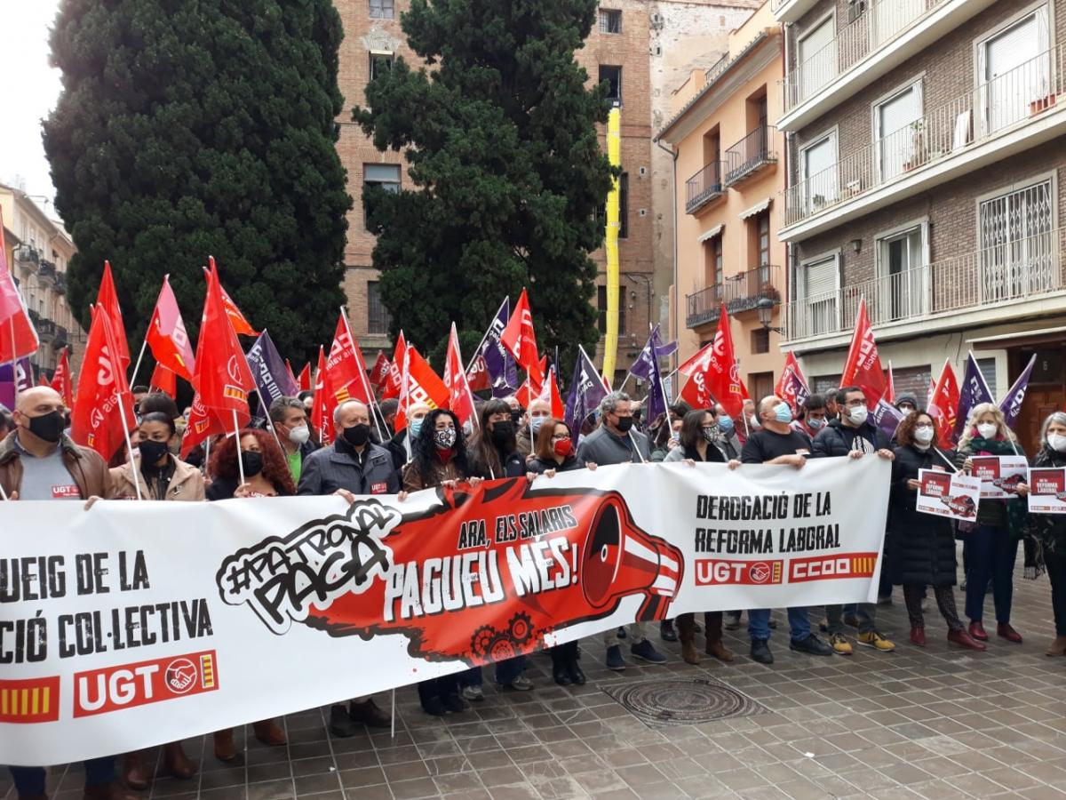 Concentracin de CCOO y UGT frente a la sede de las patronales en Valencia (16D21, foto @CCOO).