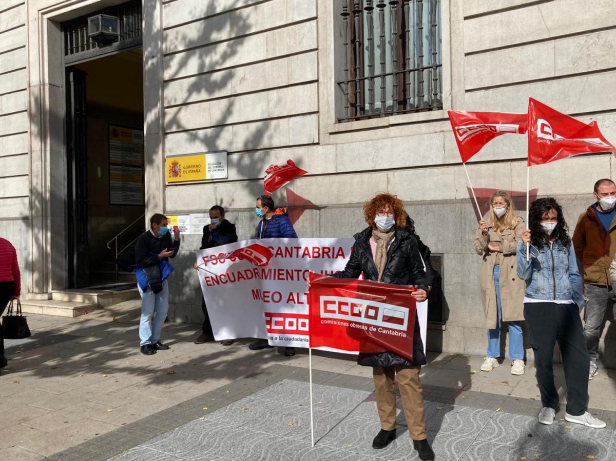 En Santander frente a Delegacin de Gobierno de Cantabria #CumpleSinRecortes